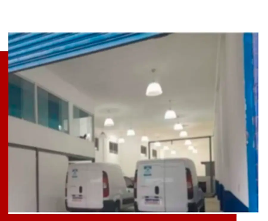 Caminhão saindo da loja para realizar entregas.