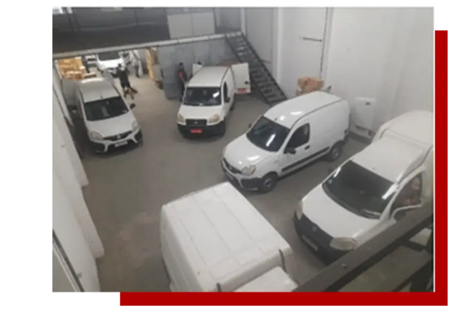 Caminhões preparados para realizar entregas.